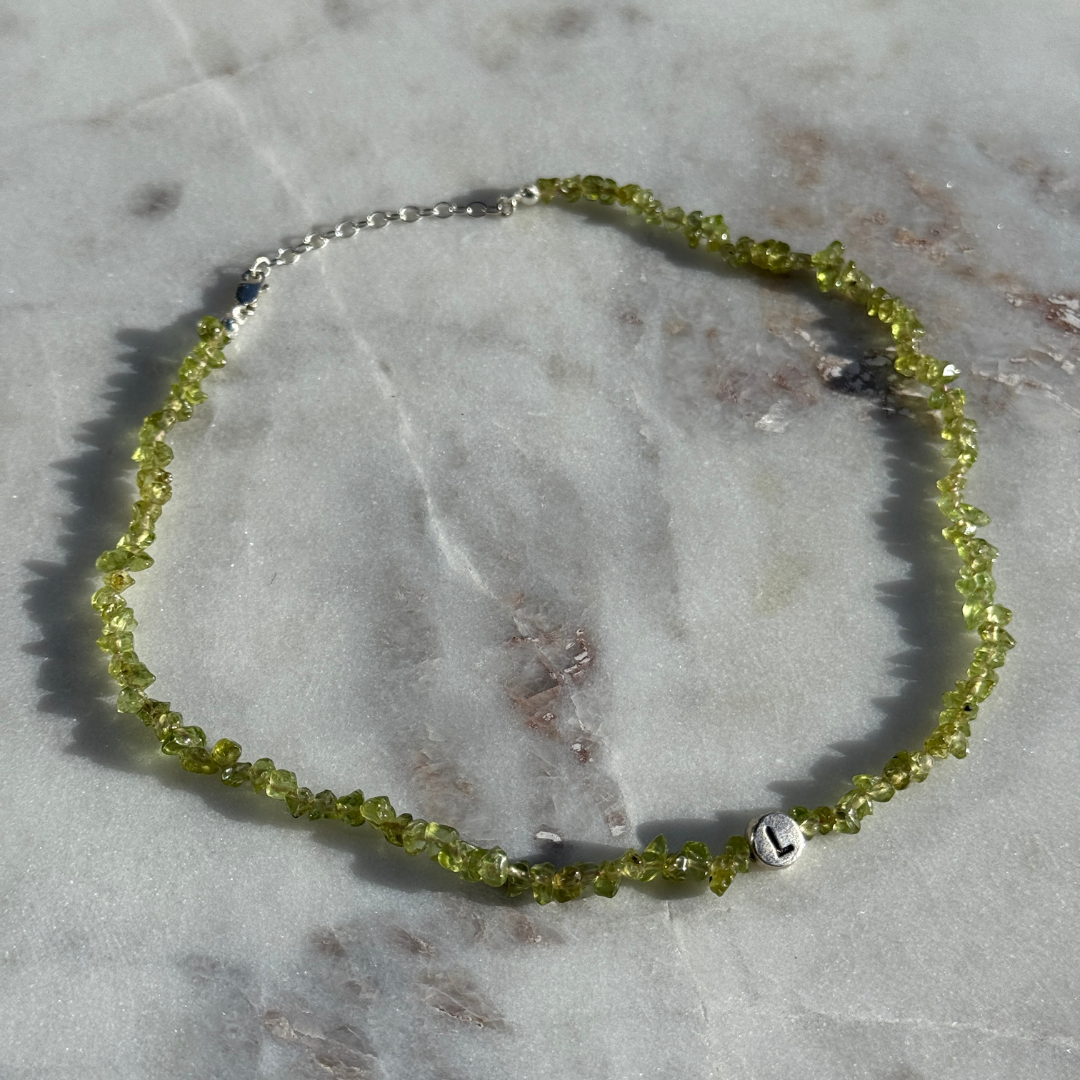Personalisierte Halskette aus Peridot Edelstein Splittern und Buchstabenperlen