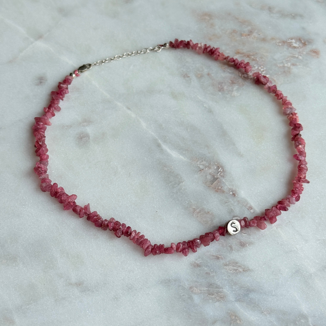 Personalisierbare Halskette aus Edelsteinen mit rosa Turmalin und Silber Buchstabenperle