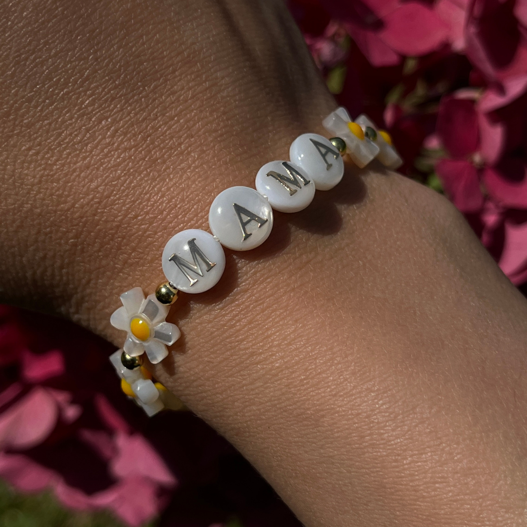 Daisy Armband mit Perlmutt Buchstaben und Verschluss - MAMA Edition