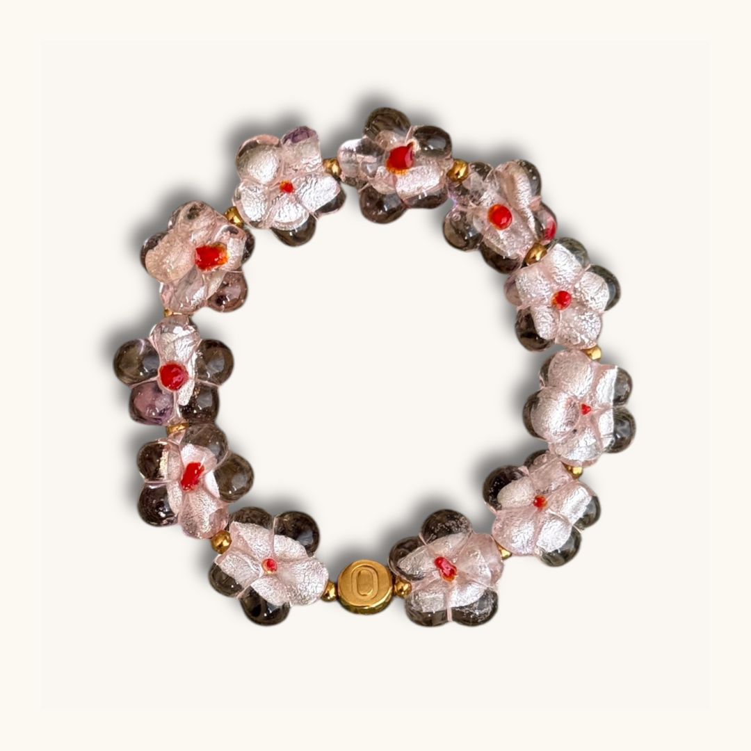 Armband mit Bluetenperlen aus Glas und Buchstabenperlen aus goldfarbenem Edelstahl