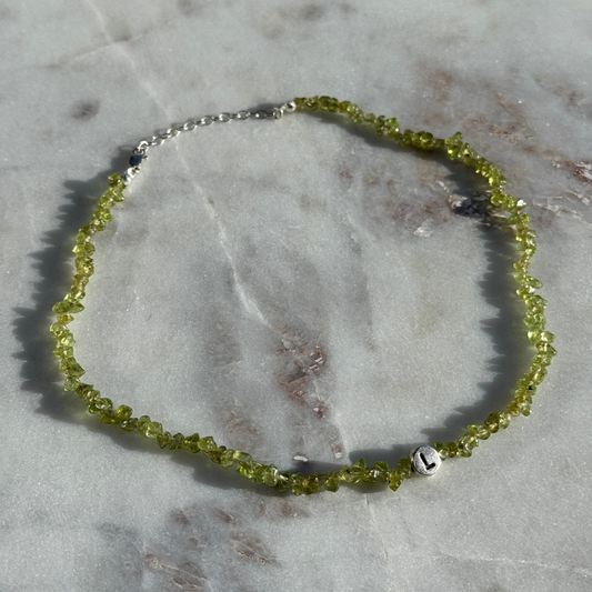Personalisierte Halskette aus Peridot Edelstein Splittern und Buchstabenperlen