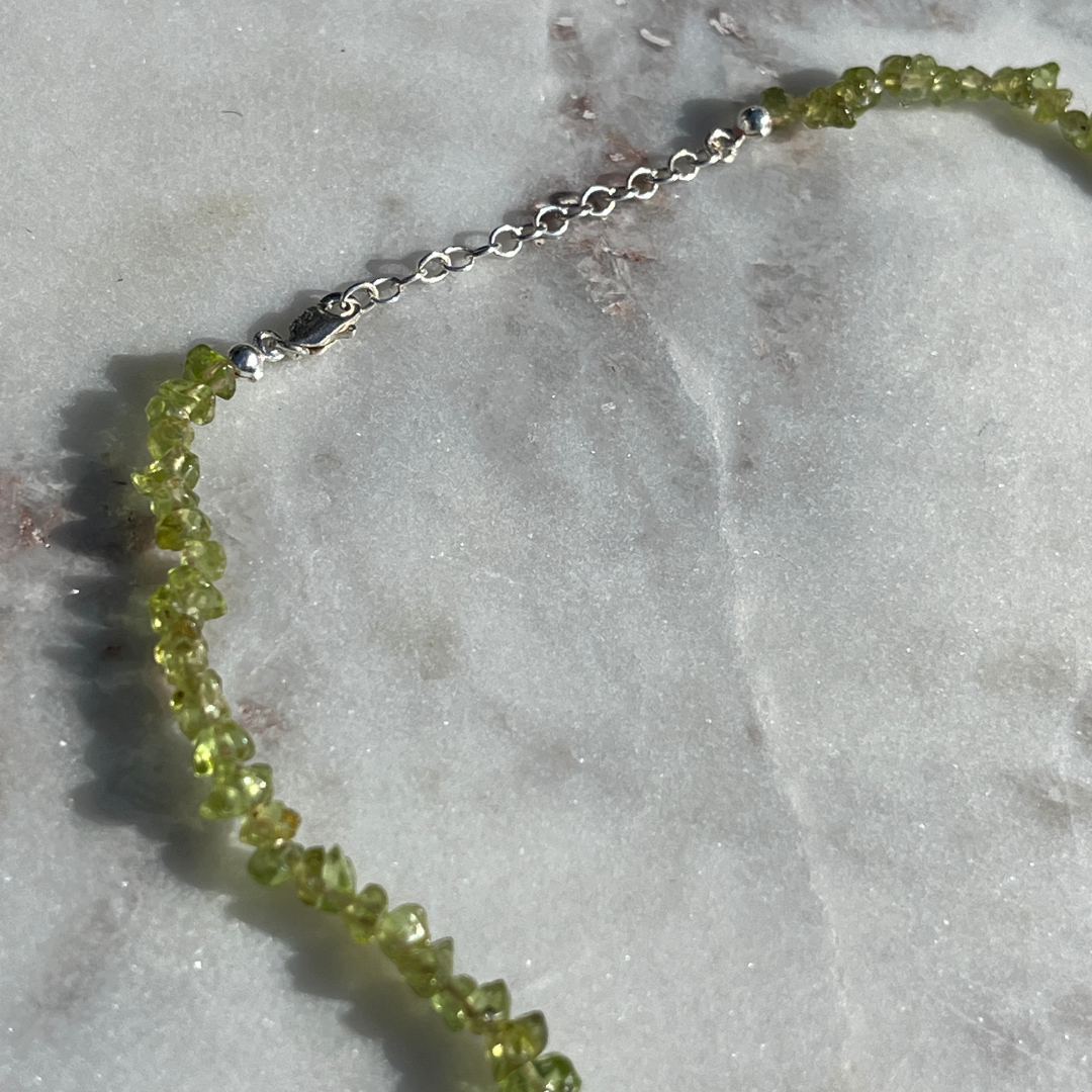 Personalisierte Halskette aus Peridot Edelstein Splittern und Buchstabenperlen