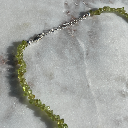 Personalisierte Halskette aus Peridot Edelstein Splittern und Buchstabenperlen