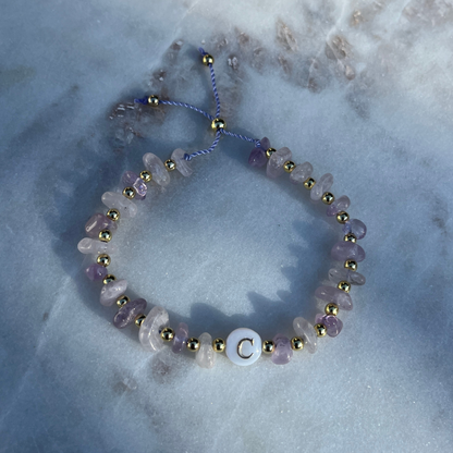 Lavendel Jade Armband mit Perlmutt-Buchstaben