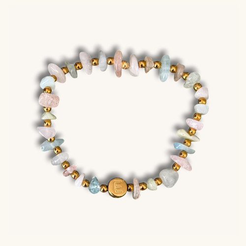Pastel Belonging Bracelet aus pastellfarbenen Edelsteinen mit goldfarbener Buchstabenperle