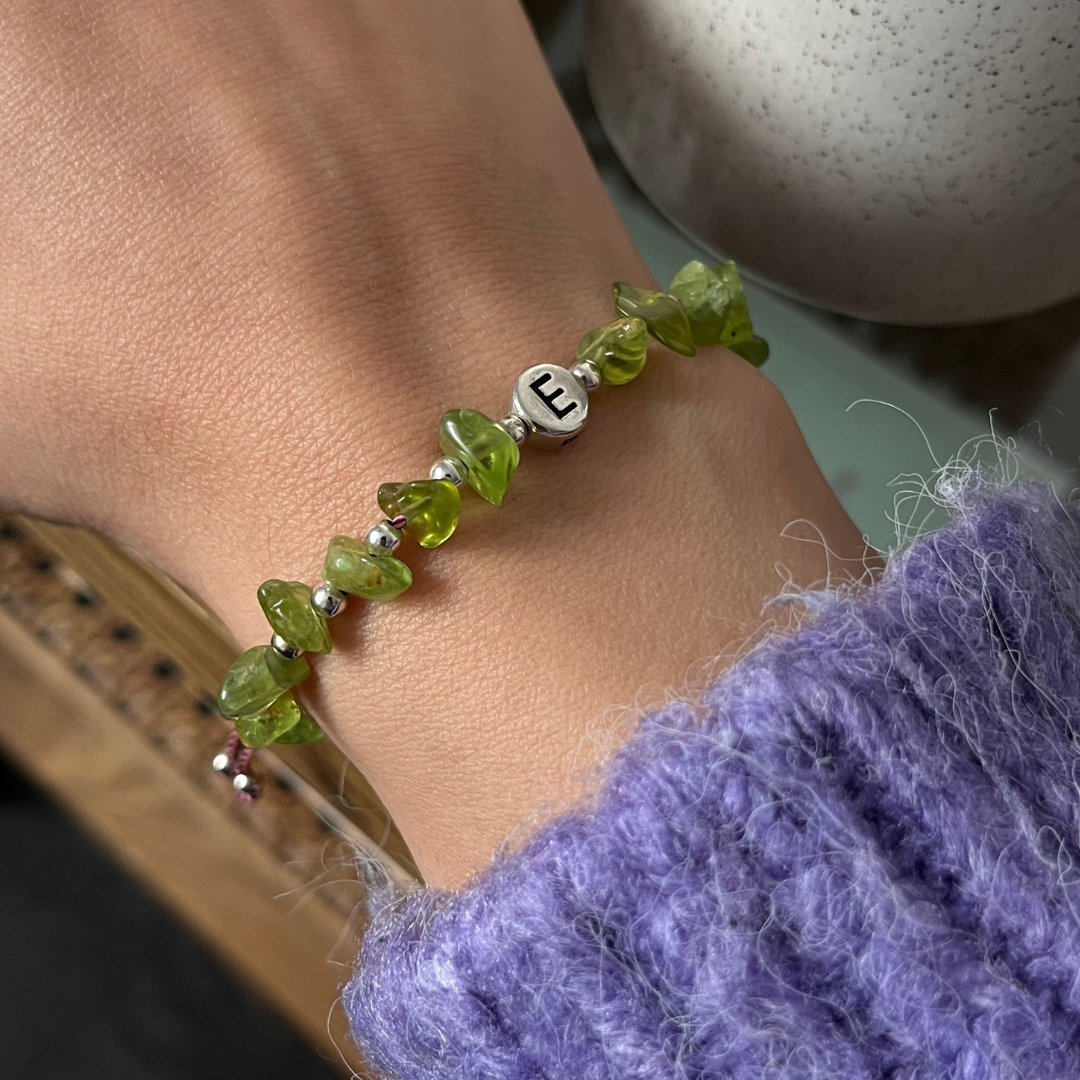 Peridot Armband mit Silber-Buchstaben