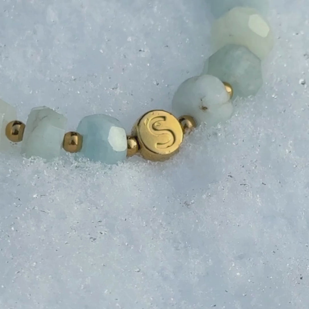 Aquamarin Armband, personalisiert, Buchstabenperlen, goldfarbener Edelstahl