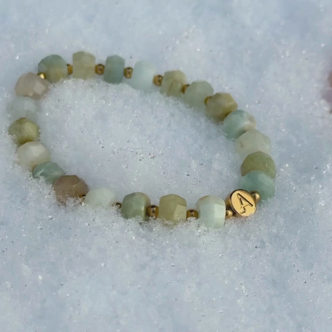 Armband mit grünen Aquamarin Rondellen, personalisiert, Buchstabenperlen, goldfarbener Edelstahl