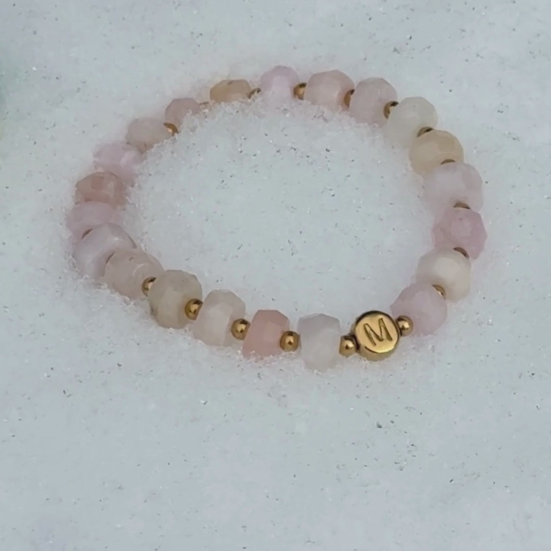 Morganit Armband, personalisiert, Buchstabenperlen, goldfarbener Edelstahl