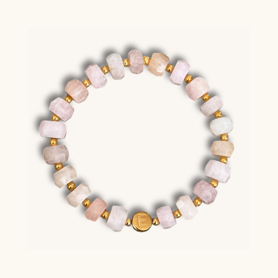 Rose Belonging Bracelet aus rosafarbenen Edelsteinen mit goldfarbener Buchstabenperle „E“