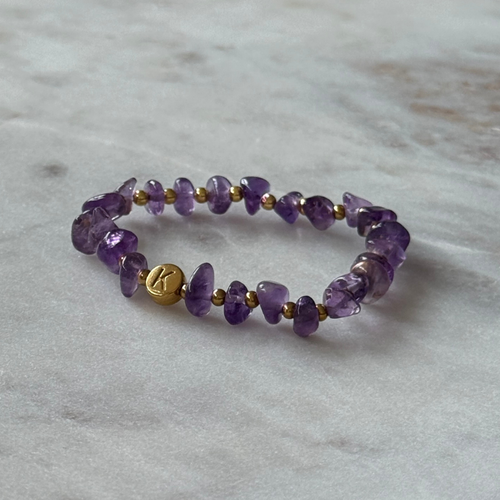 Amethyst Armband, personalisiert mit Buchstabenperlen in goldfarbenem Edelstahl
