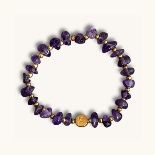 Amethyst Armband, personalisiert mit Buchstabenperlen in goldfarbenem Edelstahl