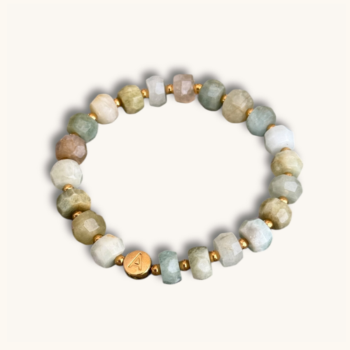 Armband mit grünen Aquamarin Rondellen, personalisiert, Buchstabenperlen, goldfarbener Edelstahl