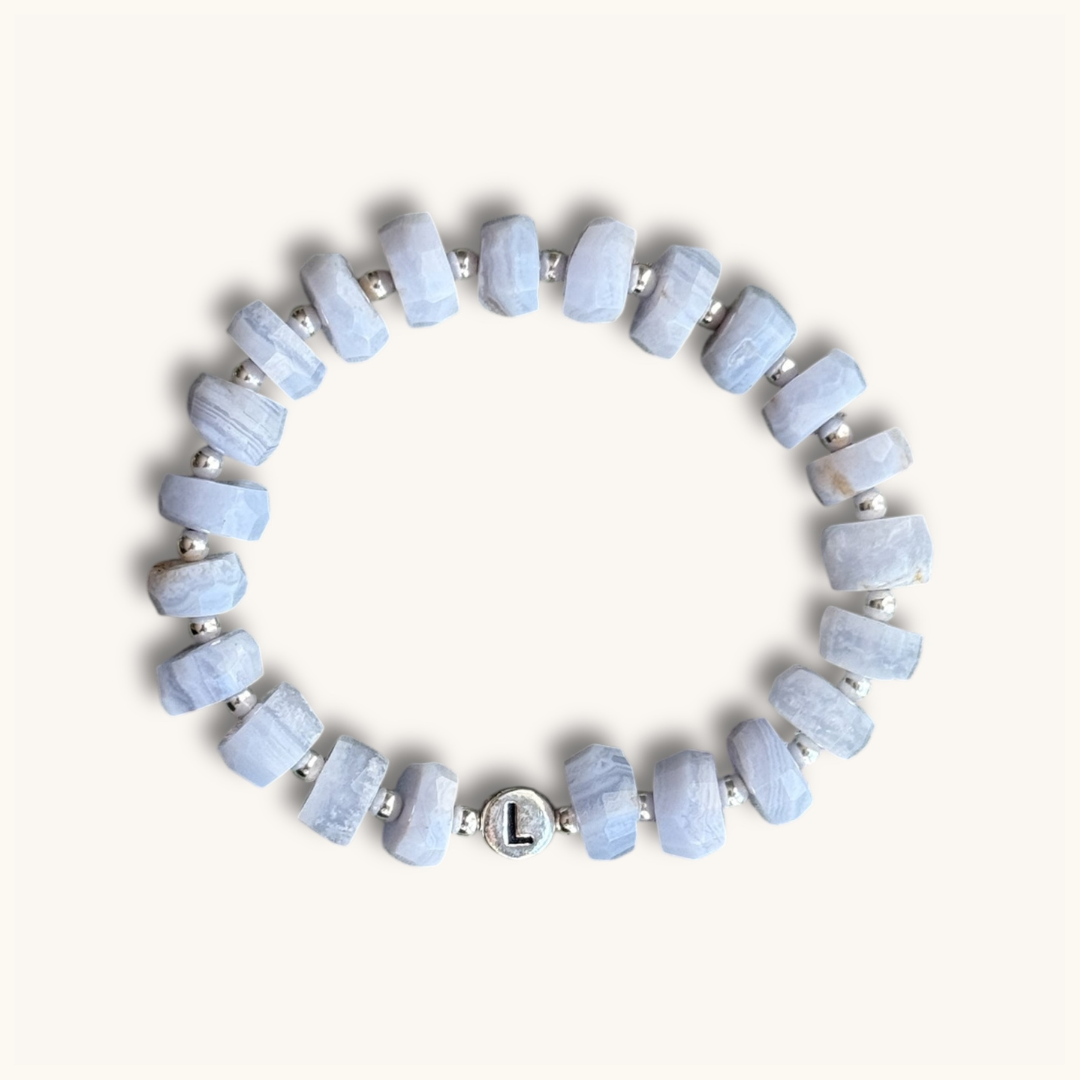 Armband mit Blauem Achat und Buchstabenperle in Silber