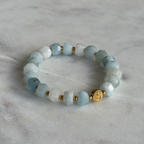 Aquamarin Armband, personalisiert, Buchstabenperlen, goldfarbener Edelstahl