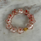 Armband mit Bluetenperlen aus Glas und Buchstabenperlen aus goldfarbenem Edelstahl