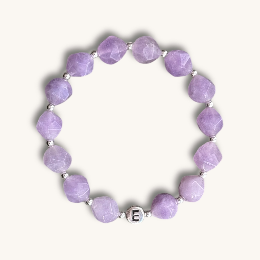 Armband aus Lila Chalcedon und Buchstabenperle in Silber