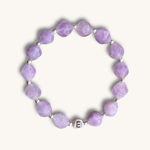 Armband aus Lila Chalcedon und Buchstabenperle in Silber