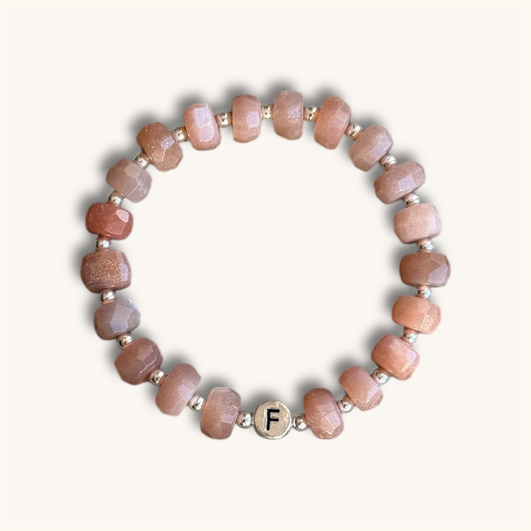 Armband aus Pfirsisch Mondstein und Buchstabenperle in Silber