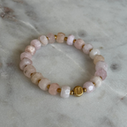 Morganit Armband, personalisiert, Buchstabenperlen, goldfarbener Edelstahl