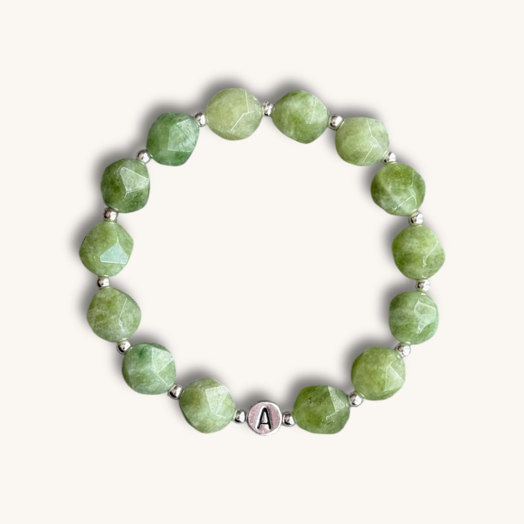 Armband aus Grünem Peridot und Buchstabenperle in Silber