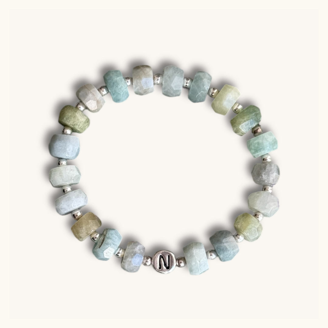 Armband aus Grünem Aquamarin und Buchstabenperle in Silber