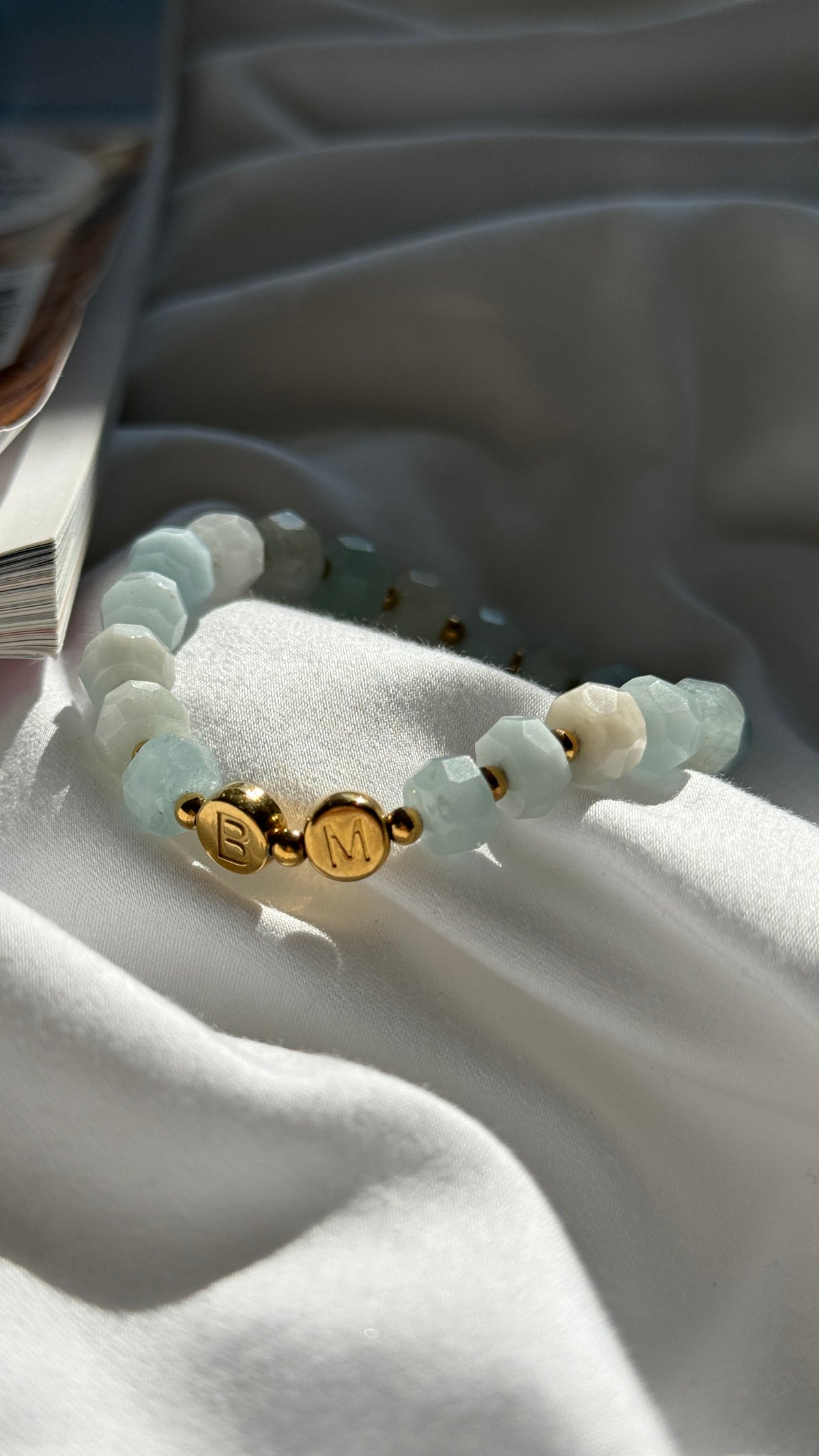 Blaues Edlestein Armband mit den Buchstabenperlen B und M in Gold