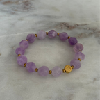 Armband mit Chalcedon Edelsteinen in Lila, personalisiert, Buchstabenperlen, goldfarbener Edelstahl