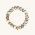 personalisiertes belonging bracelet mit grünen aquamarin edelsteinen und goldenen buchstabenperlen