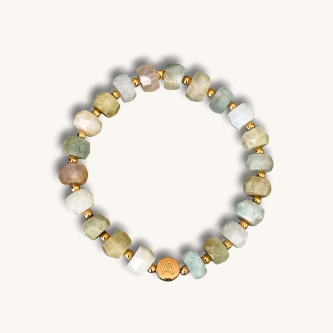 personalisiertes belonging bracelet mit grünen aquamarin edelsteinen und goldenen buchstabenperlen