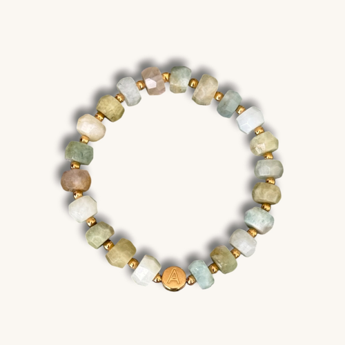 personalisiertes belonging bracelet mit grünen aquamarin edelsteinen und goldenen buchstabenperlen