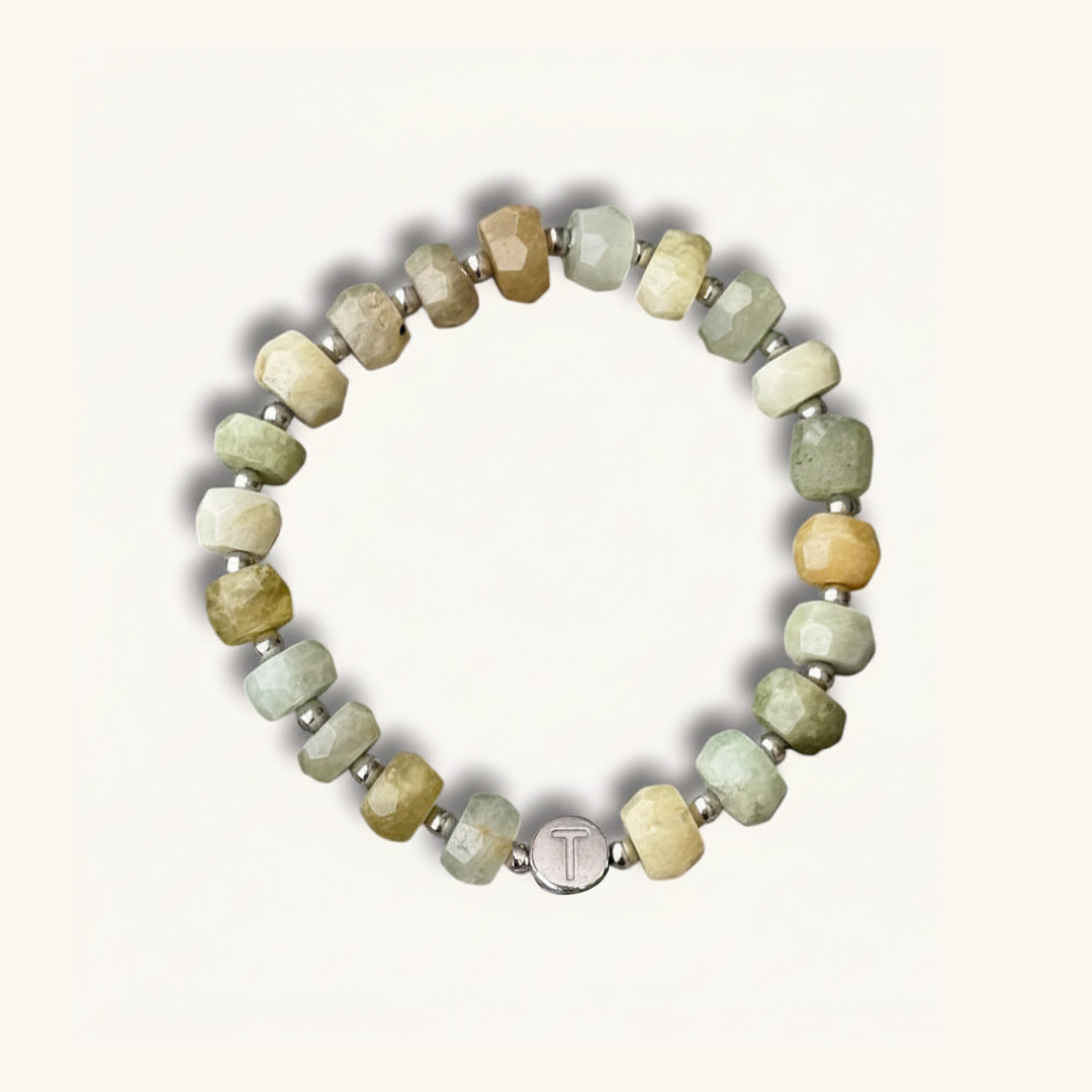 personalisiertes belonging bracelet mit grünen aquamarin edelsteinen und silbernen buchstabenperlen