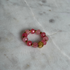 Jade Ring in Pink, personalisiert, Buchstabenperle, goldfarbener Edelstahl
