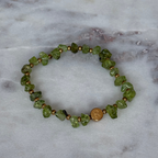 Peridot Armband in Grün, personalisiert, Buchstabenperlen, goldfarbener Edelstahl