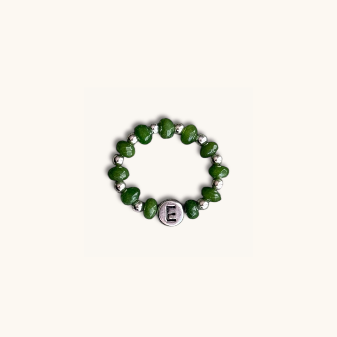 Ring mit Grüner Jade und Buchstabenperle in Silber