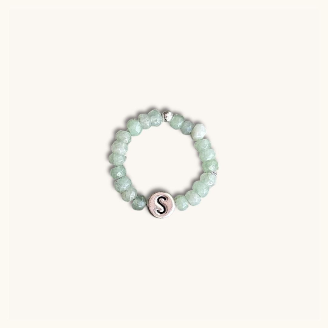 Ring mit Grüner Jade und Buchstabenperle in Silber