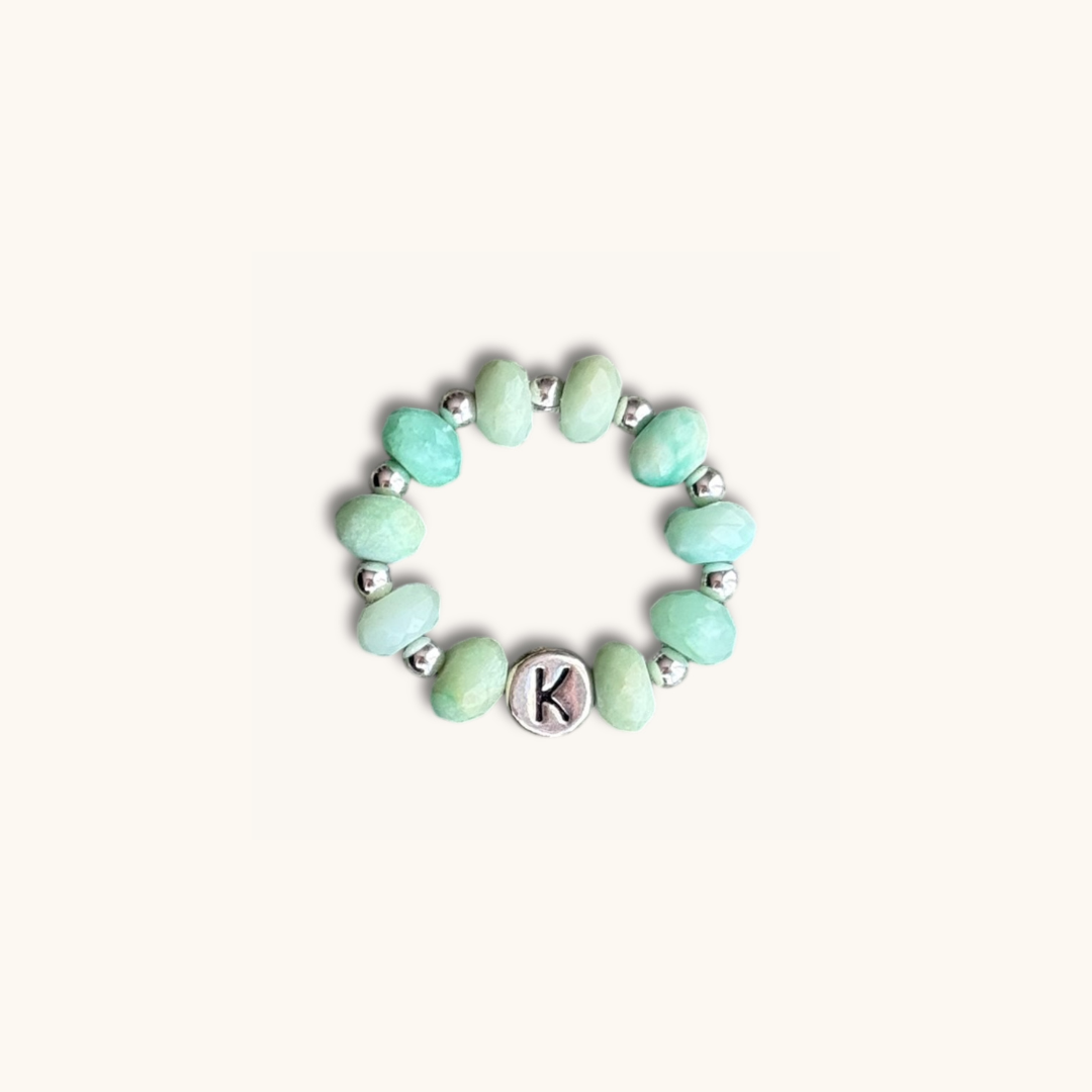 Ring mit Grüner Jade und Buchstabenperle in Silber