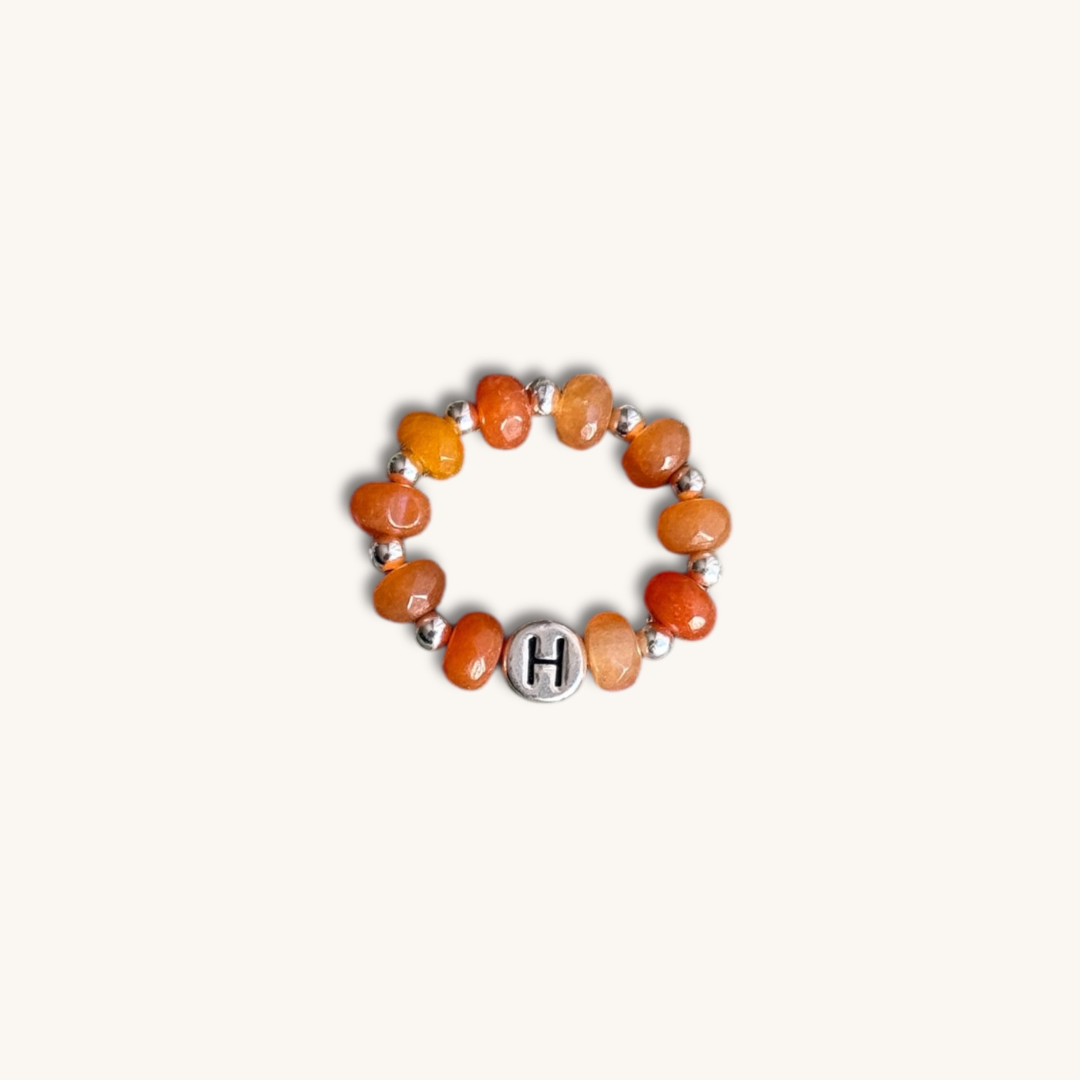 Ring aus Organger Gobi Jade mit Buchstabenperle in Silber