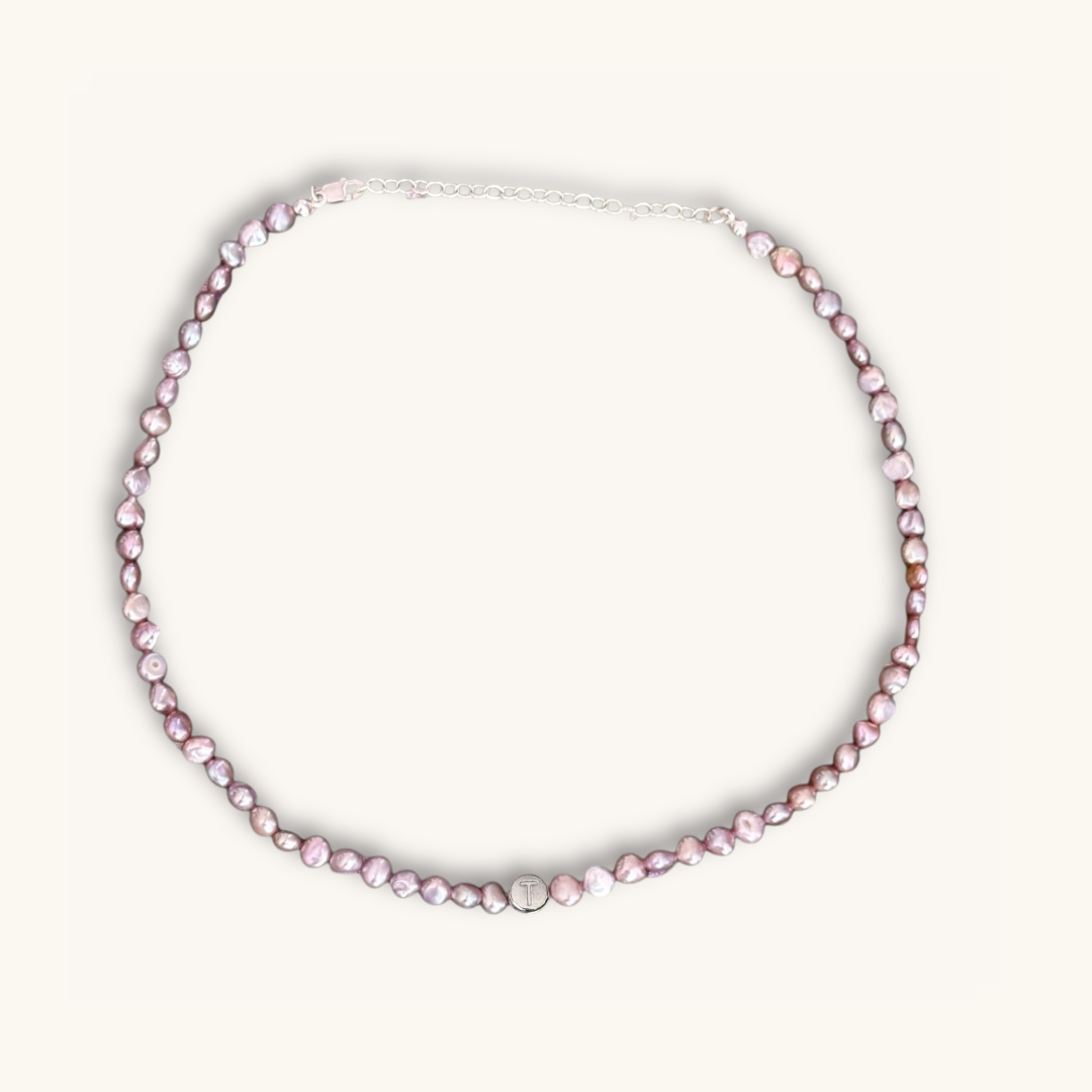 Halskette aus rosa süßwasserperlen nd buchstabenperlen in silber