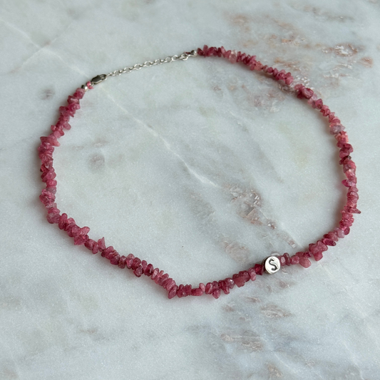 Personalisierbare Halskette aus Edelsteinen mit rosa Turmalin und Silber Buchstabenperle