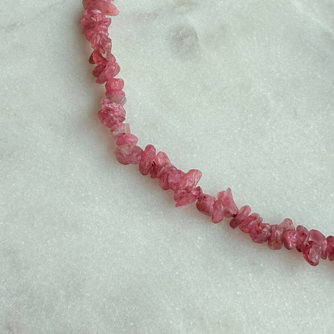 Personalisierbare Halskette aus Edelsteinen mit rosa Turmalin und Silber Buchstabenperle