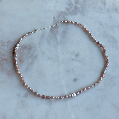 Rosé Keshi Choker mit Silber-Buchstaben
