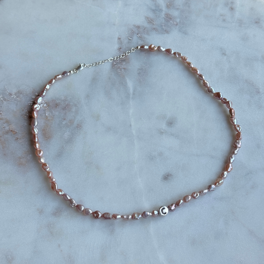 Rosé Keshi Choker mit Silber-Buchstaben