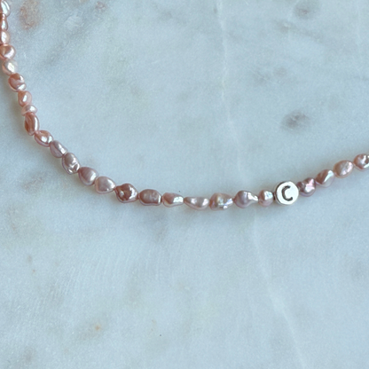 Rosé Keshi Choker mit Silber-Buchstaben