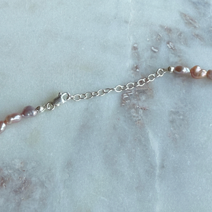 Rosé Keshi Choker mit Silber-Buchstaben