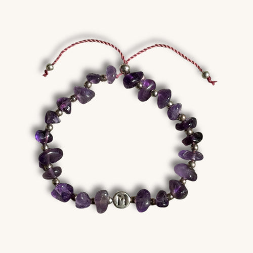 amethyst armband mit silber buchstabenperlen auf rosa perlseide mit stopperperle