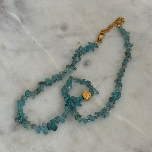 Apatit Choker in Blau, personalisiert, Buchstabenperlen, goldfarbener Edelstahl