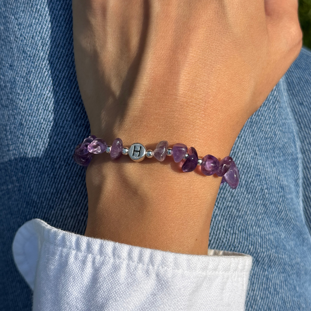 armband mit amethyst und silber buchstabenperlen