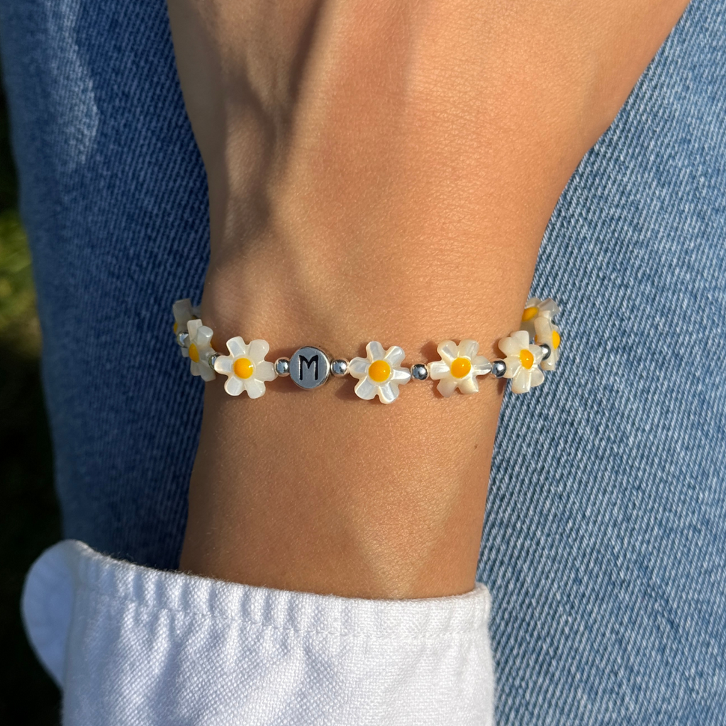 daisy armband mit gänseblümchen und silber buchstabenperlen