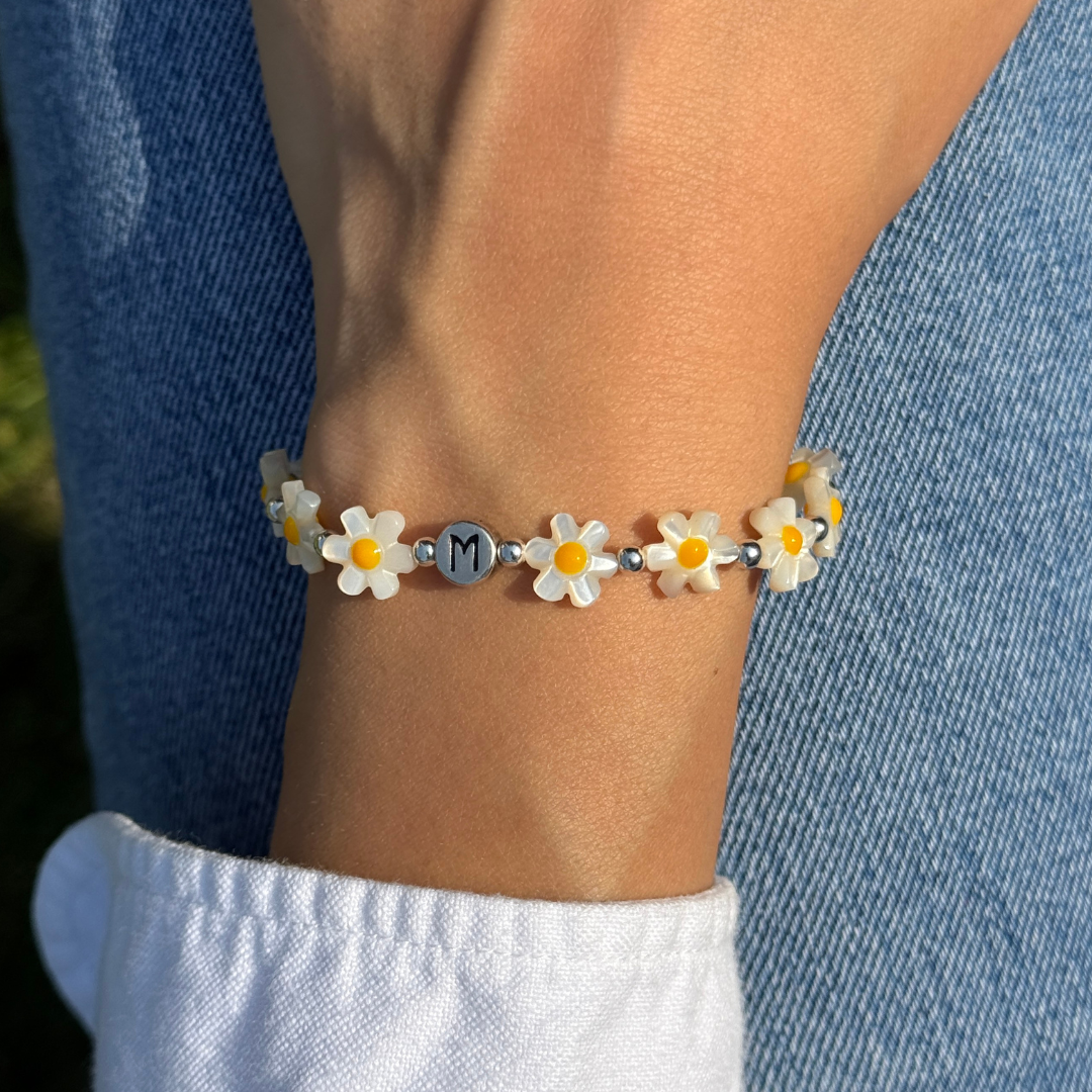 daisy armband mit gänseblümchen und silber buchstabenperlen